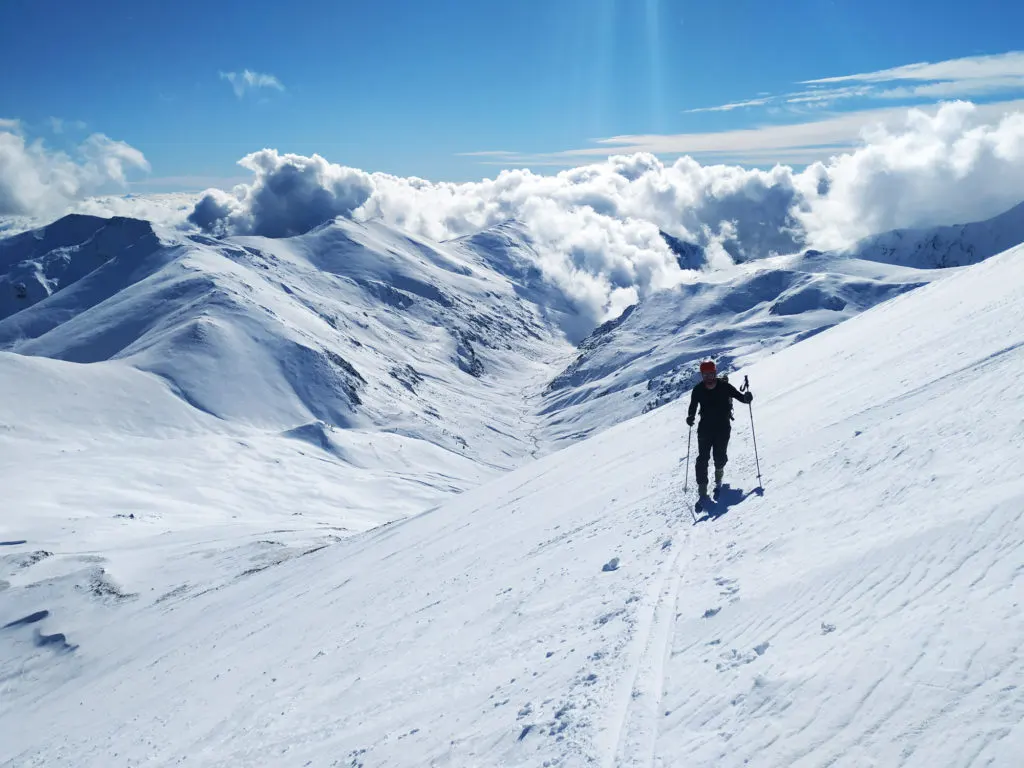 hombre en paisaje nevado con skies